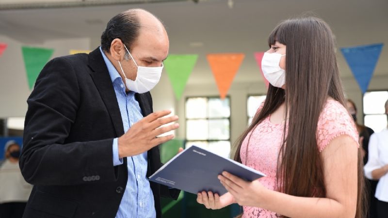 Gustavo entregó las Becas “Proyectar Futuro”