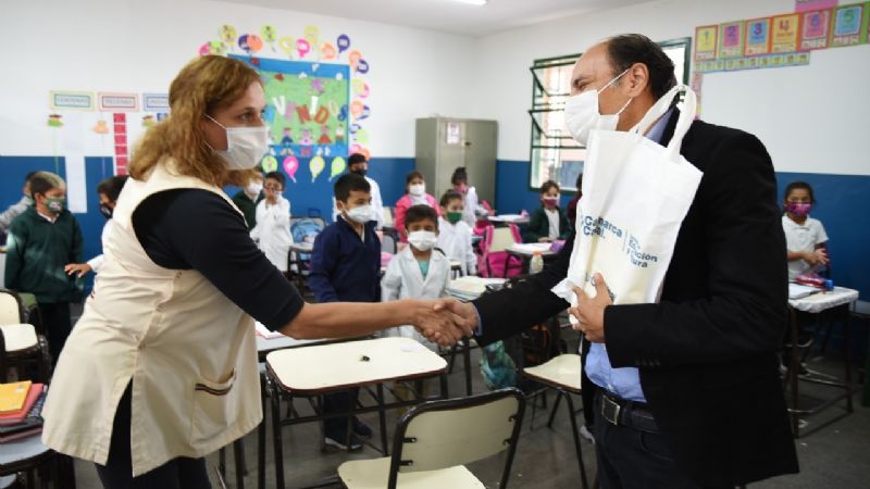 Gustavo entregó las Becas “Proyectar Futuro”