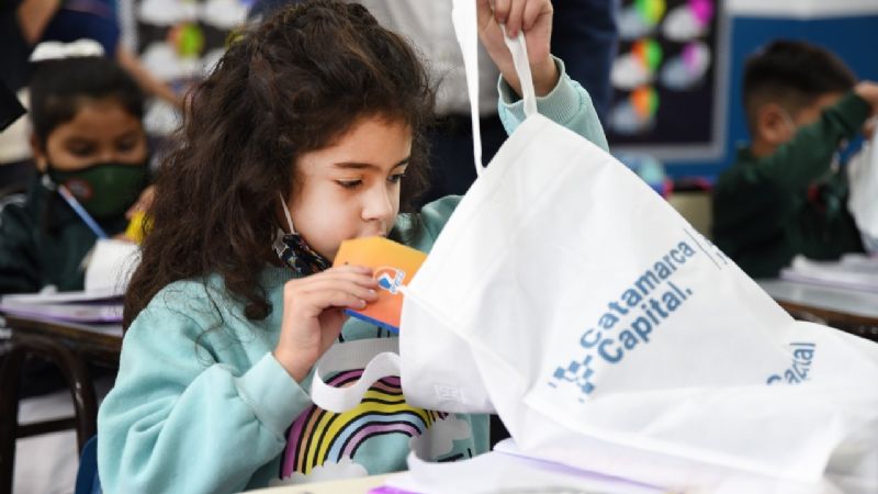 Gustavo entregó las Becas “Proyectar Futuro”