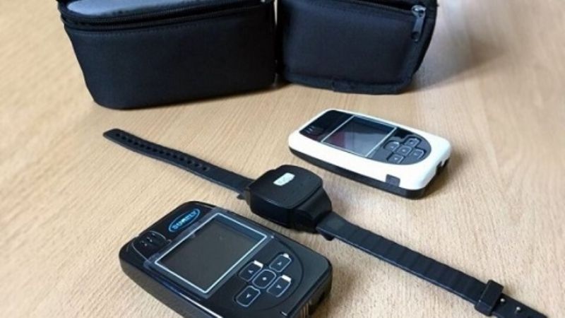 Mujer dejó el dispositivo dual en su casa, y se encontró con el agresor