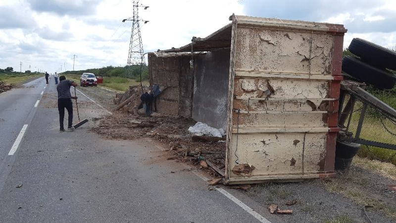 Volcó un camión en la Ruta 157