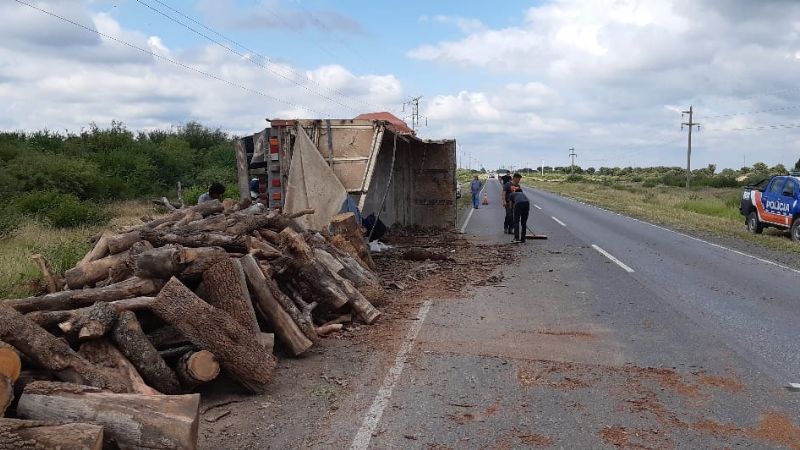 Volcó un camión en la Ruta 157