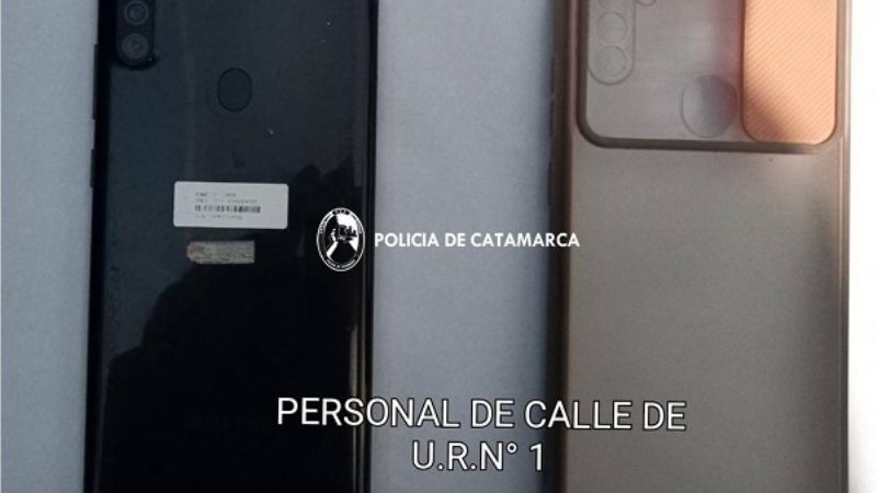 Sorprenden a una mujer vendiendo un celular robado