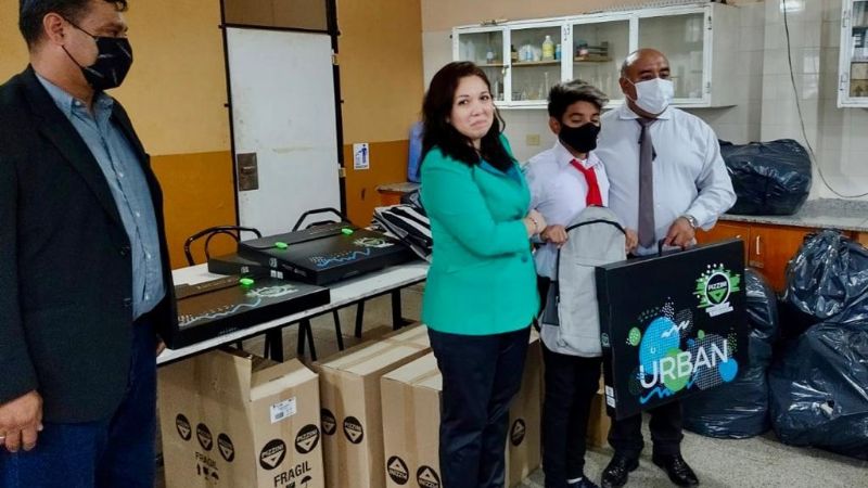 Educación entregó mochilas técnicas a la EPET N° 1 de Recreo