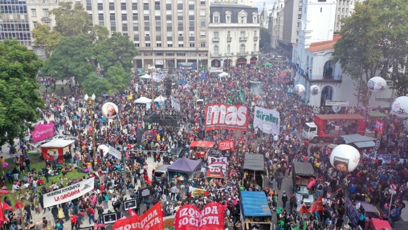 Una multitud conmemora el Día de la Memoria en la Plaza de Mayo
