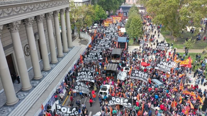 Una multitud conmemora el Día de la Memoria en la Plaza de Mayo