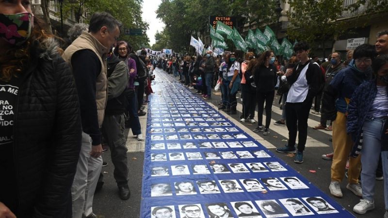 Una multitud conmemora el Día de la Memoria en la Plaza de Mayo