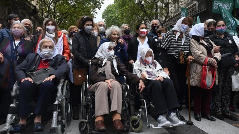 Una multitud conmemora el Día de la Memoria en la Plaza de Mayo
