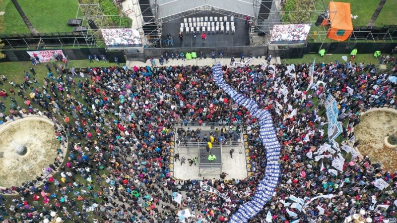 Una multitud conmemora el Día de la Memoria en la Plaza de Mayo