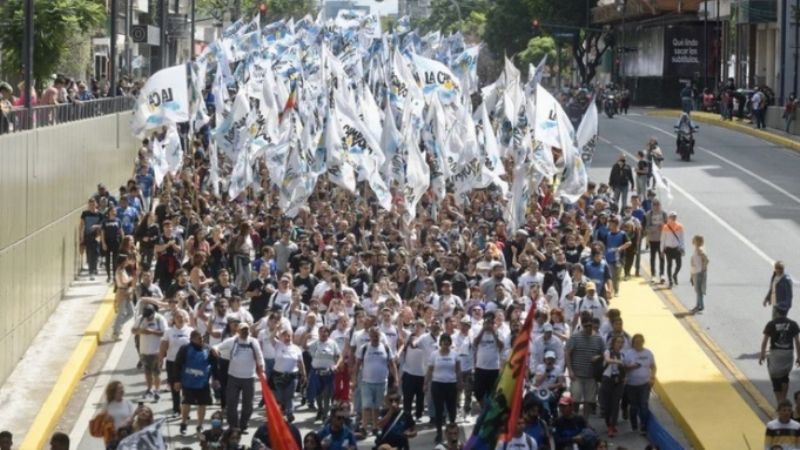 “El Gobierno tiene que ser con la gente adentro”