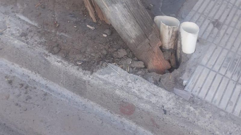 Peligro: poste caído en zona centro