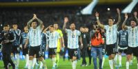 LOS JUGADORES recorrieron toda la cancha de La Bombonera, despidiéndose del público argentino antes del Mundial en Qatar.