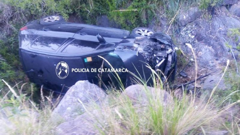 Un vehículo cayó a un precipicio de 15 metros