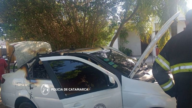 Policías sofocaron el incendio de un automóvil