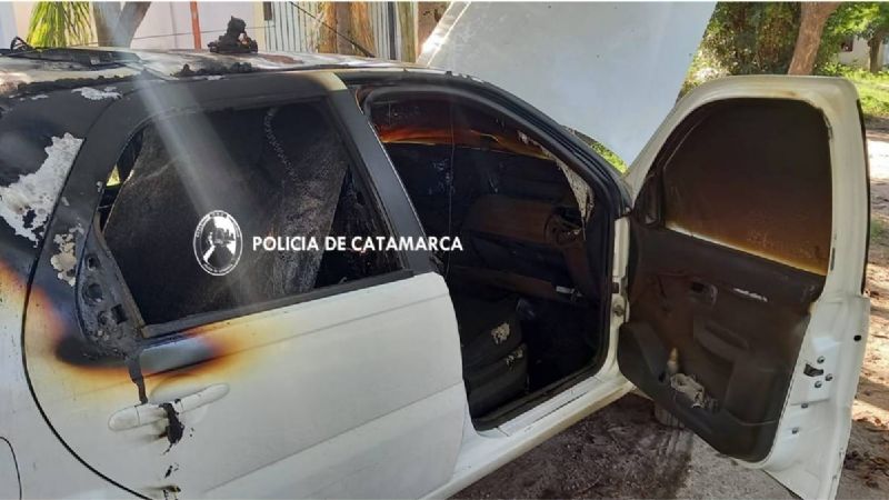 Policías sofocaron el incendio de un automóvil