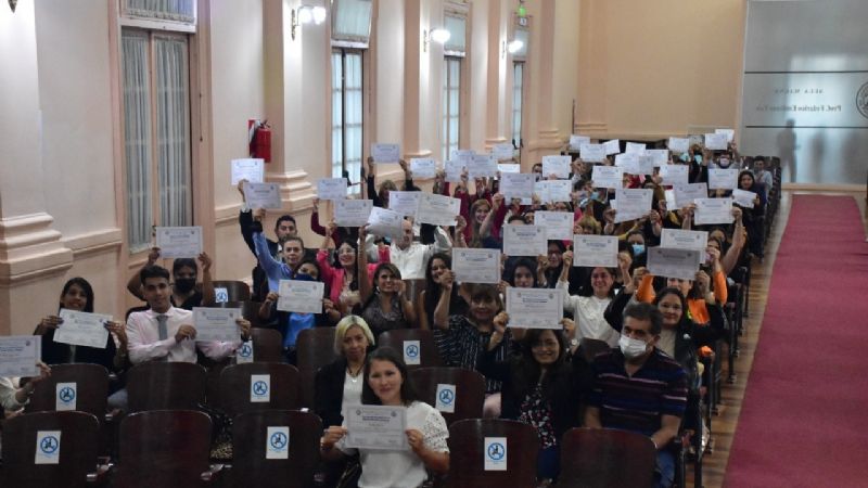 Entregan Certificados a casi 100 diplomados en Educación Sexual Integral