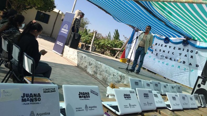 Educación entregó Notebooks a alumnos de Belén y Santa María