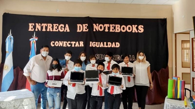Alumnos de Los Nacimientos recibieron sus notebooks