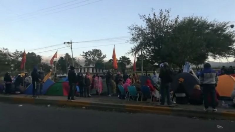 Acampe frente a Casa de Gobierno