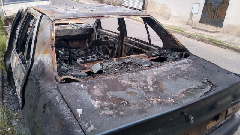 Quemaron dos vehículos de un taller mecánico