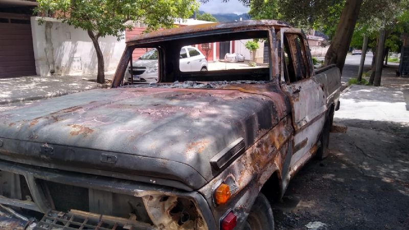 Quemaron dos vehículos de un taller mecánico