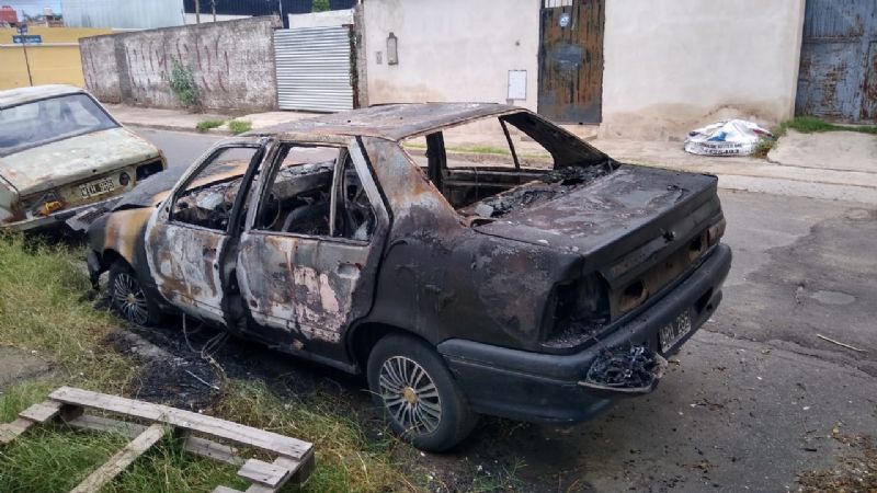 Quemaron dos vehículos de un taller mecánico