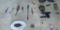 ENCONTRARON dos armas de fuego, seis armas blancas (facas) y 1,75 Kg de marihuana.