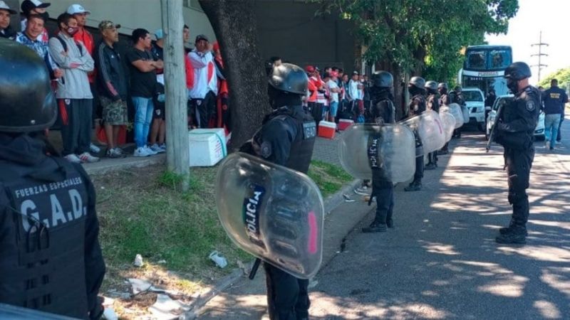 Barras de River detenidos con armas y drogas