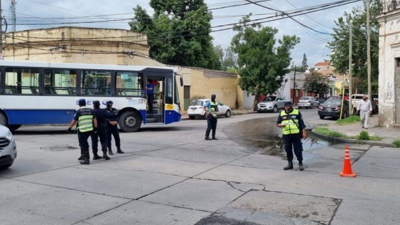 Una mujer cayó de un colectivo y perdió la vida
