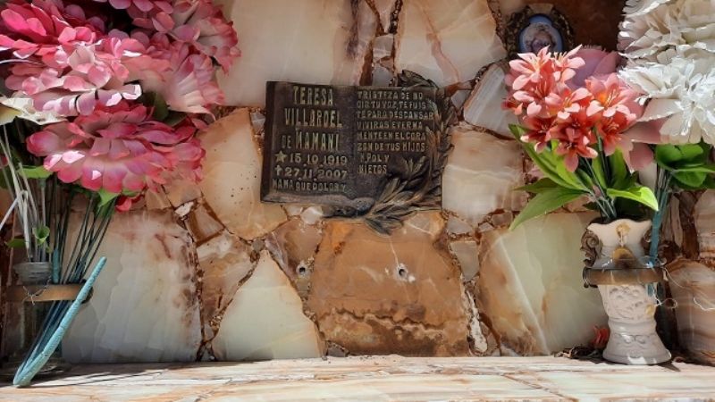 Sustrajeron placas de bronce en un cementerio