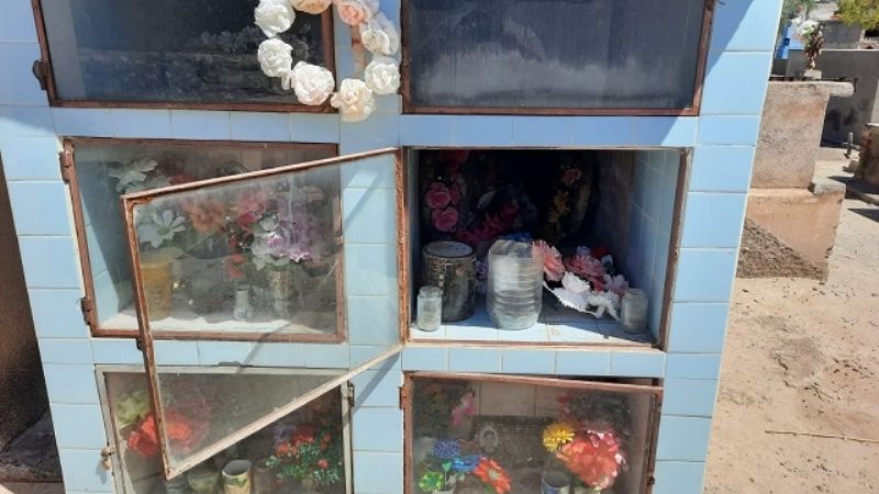 Sustrajeron placas de bronce en un cementerio