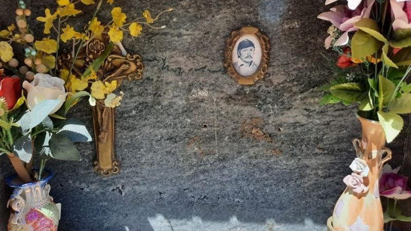 Sustrajeron placas de bronce en un cementerio