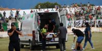 EL FUTBOLISTA herido es trasladado al Mini Hospital de Villa Dolores.