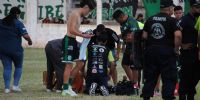EL JUGADOR HEREDIA en el piso tras recibir una pedrada, que provocó una herida cortante en la cabeza.