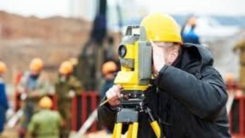 Asesoramiento gratuito de Agrimensores en la Plaza 25 de mayo