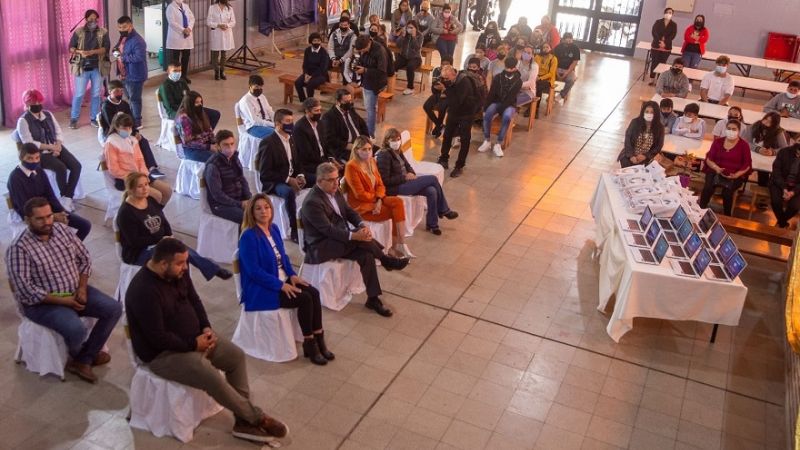 Jalil entregó netbooks en Valle Viejo