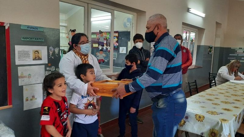 La familia Arias cumplió con escuelas de La Bajada y El Portezuelo