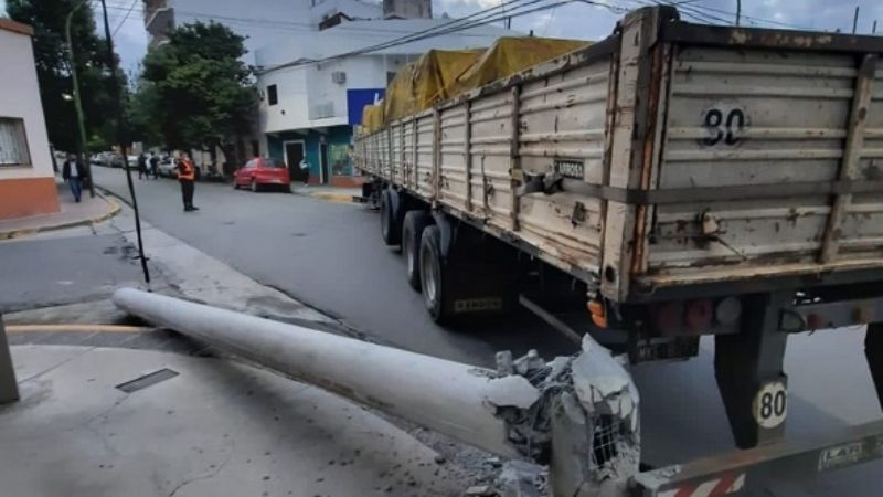 Camión volteó columna de energía en el Centro