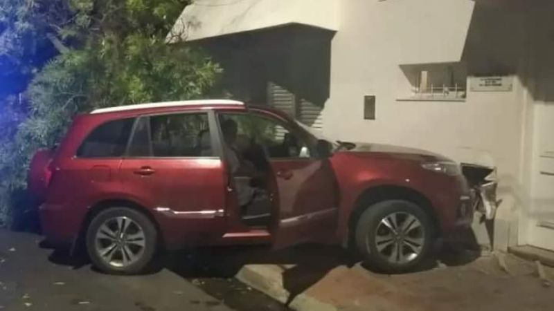 Automovilista chocó contra un poste de luz y una vivienda