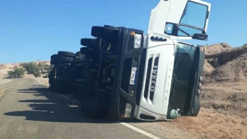 Un camión volcó en Ruta 60