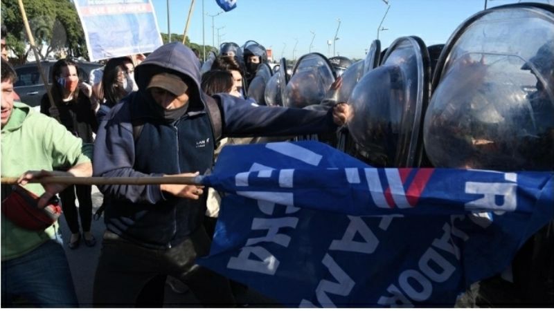 Trabajadores despedidos de Latam protestan frente al aeroparque metropolitano