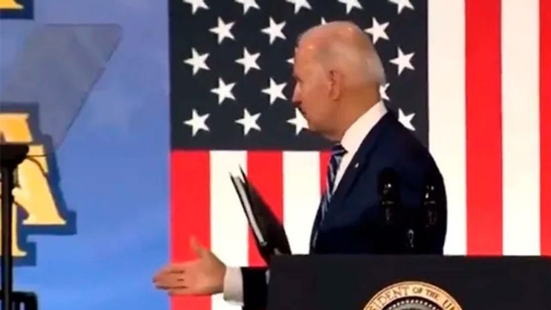 Preocupación por el saludo de Biden a un “fantasma” tras un discurso en una universidad