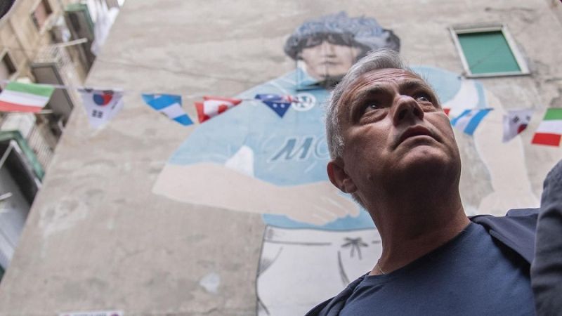 Mourinho rindió homenaje a Diego Maradona en Nápoles