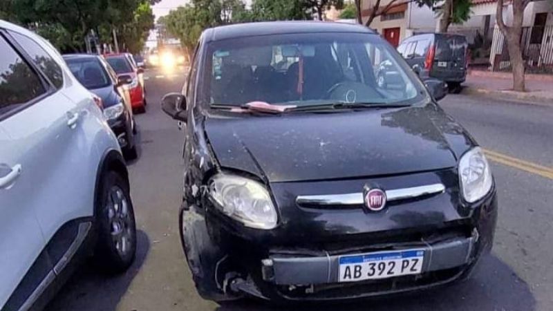 Automovilista chocó contra um vehiculo estacionado