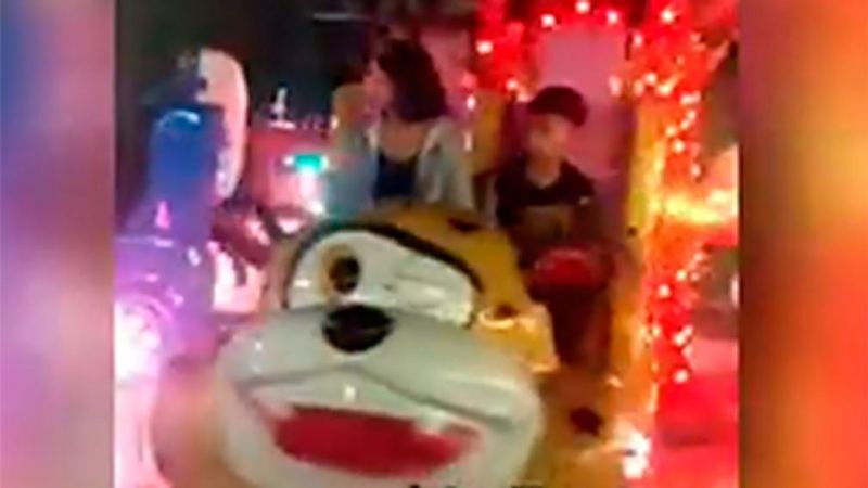 Video: dos niños cayeron de un juego en movimiento en La Plata