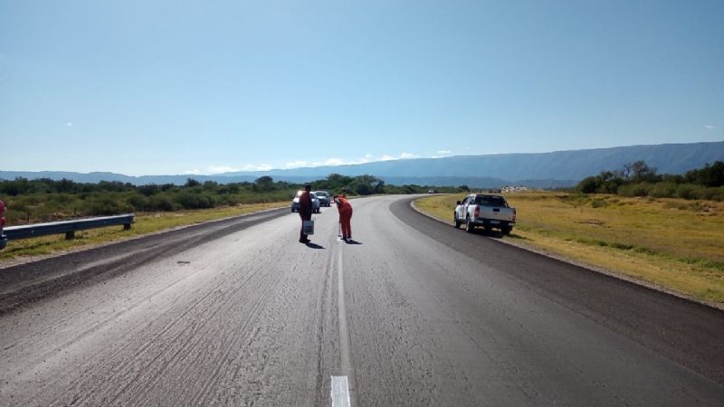 Por demarcación en la calzada transitar con precaución la Ruta 38