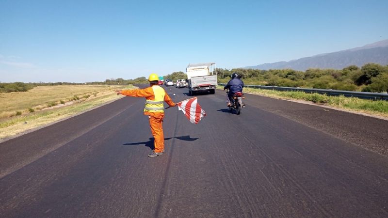 Por demarcación en la calzada transitar con precaución la Ruta 38