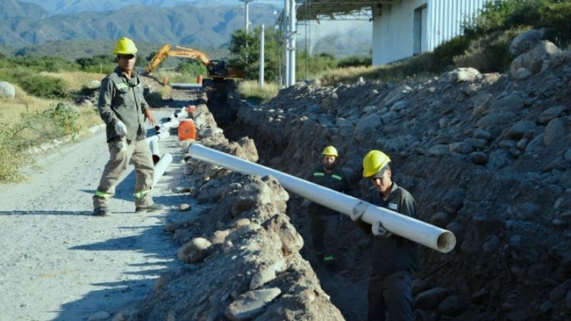 Mejoras en la red de agua y cloacas en Barrio Antinaco