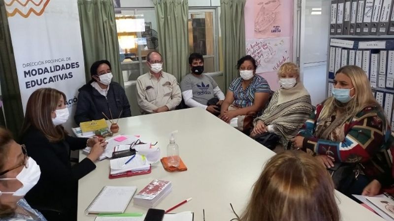 Caciques se reunieron con la directora de Modalidades Educativas