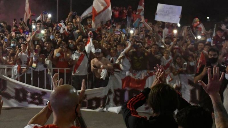 Locura en Córdoba por River, que llegó sin “Juanfer”